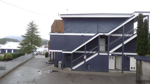 Marina West Motel à Tofino, avec ses 2 volées d'escaliers extérieurs