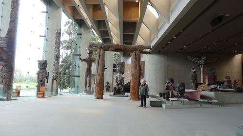 Cissou et les totems au MOA de Vancouver