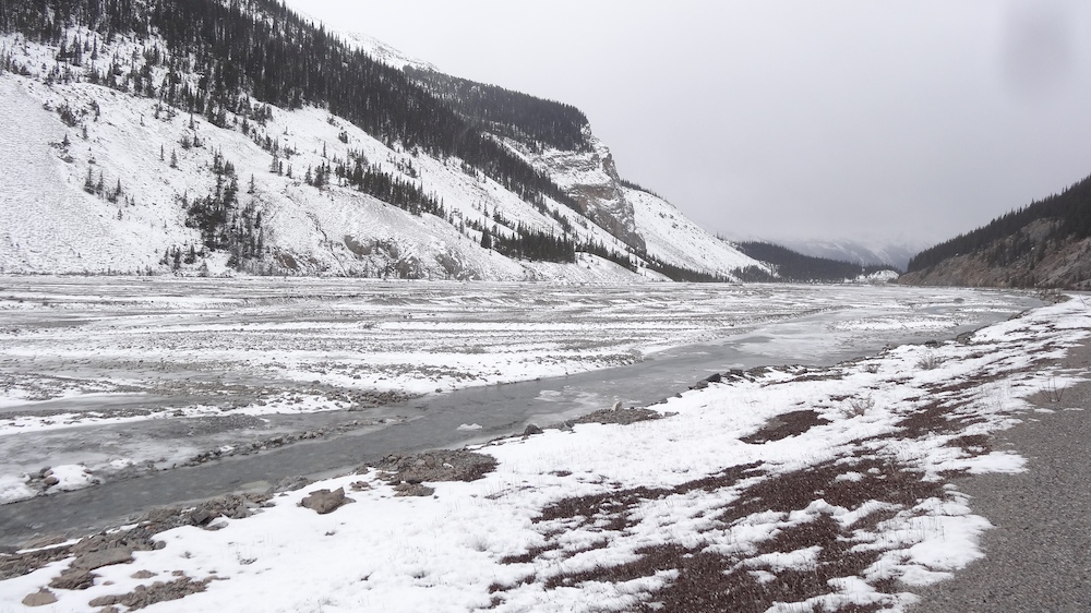 La rivière Athabasca est gelée