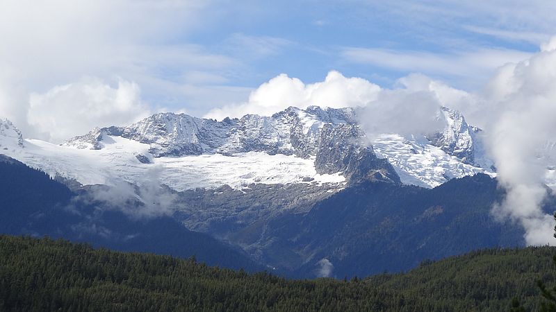 Montagnes avec neige vers Whistler