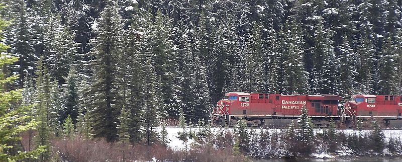 Train rouge dans la neige